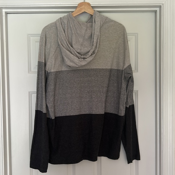 Old Navy Gray Colorblock Long-Sleeved Shirt - Picture 5 of 6